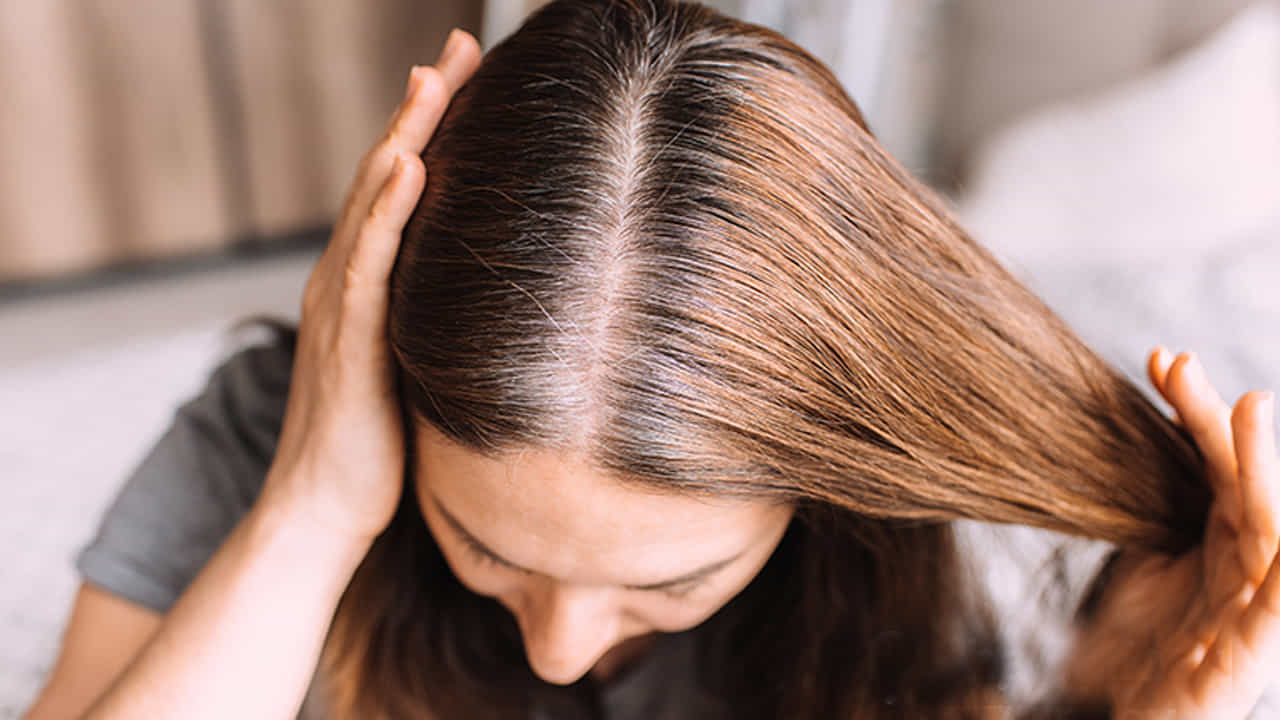 Hair Black: ఈ రోజుల్లో బిజీ జీవితం, ఒత్తిడి, చెడు ఆహారపు అలవాట్లు, రకరకాల షాంపోలు వాడటం వల్ల జుట్టు రాలడం, తెల్లగా మారడం అవుతుంటుంది. చాలా చిన్న వయస్సులోనే జుట్టు బూడిద రంగులోకి మారడం ప్రారంభమవుతుంది. మీరు 25 సంవత్సరాల వయస్సులోపు మీ తలపై తెల్లటి జుట్టు కనిపించడం ప్రారంభించినట్లయితే, భయపడాల్సిన అవసరం లేదు. ఖరీదైన జుట్టు రంగులకు బదులుగా మీరు కొన్ని సాధారణ ఇంటి నివారణలను అవలంబించడం ద్వారా మీ జుట్టును మళ్ళీ నల్లగా, మందంగా, మెరిసేలా చేసుకోవచ్చు.
