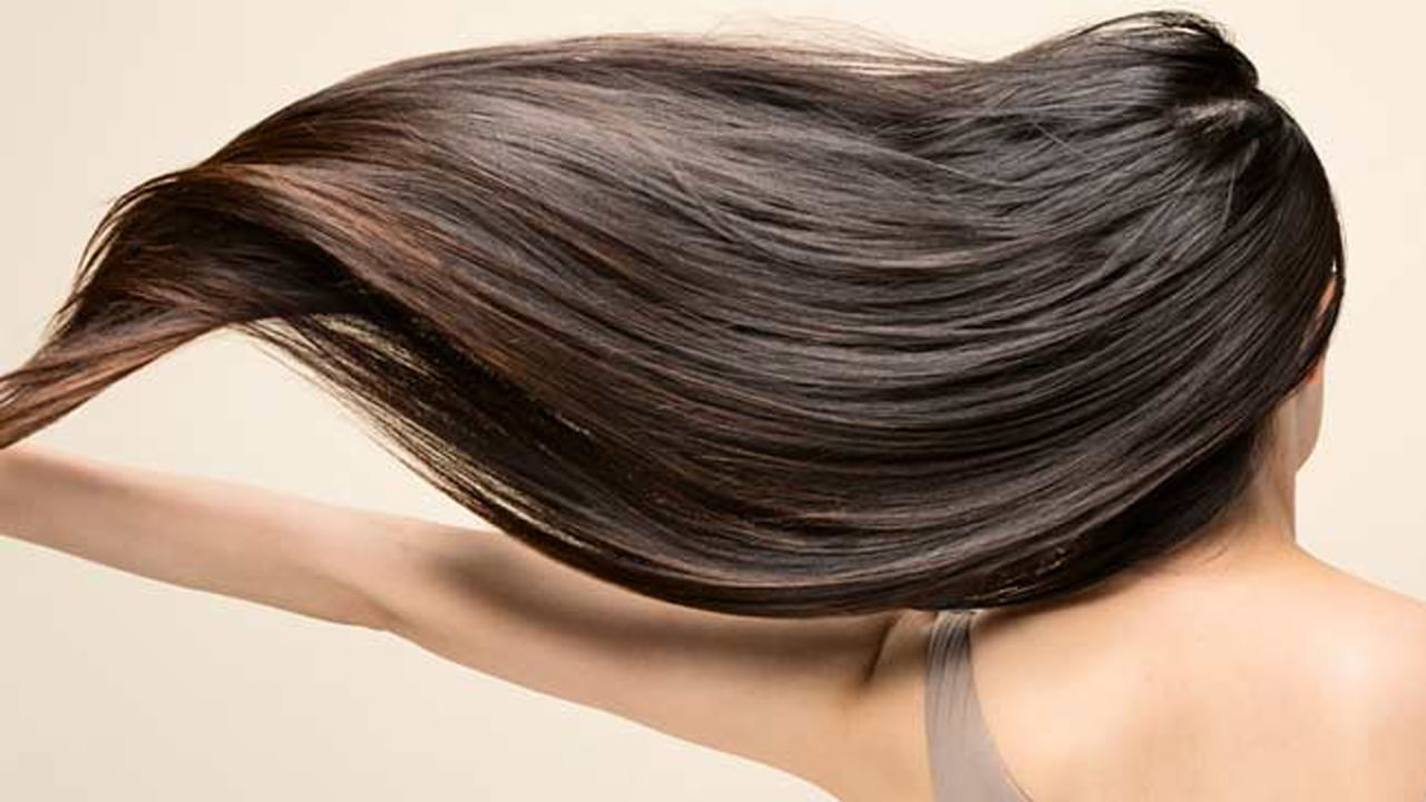 జుట్టు పెరుగుదలకు విటమిన్స్, ఖనిజాలు, యాంటీ ఆక్సిడెంట్స్,పోషకాలతో కూడిన ఆహారాలు చాలా అవసరం. ఇవి మీకు కుదుళ్లలోపటి నుంచి మంచి బలాన్ని ఇస్తాయి. ముఖ్యంగా విటమిన్ ఈ, ఒమేగా 3 కొవ్వు ఆమ్లాలు, బయోటిన్ జుట్టు పెరుగుదలకు చాలా ఉపయోగకరంగా ఉంటాయి. అయితే  ఇప్పుడు పోషకాలు అధికంగా ఉండి, జుట్టు పెరుగుదలకు ఉపయోగపడే ఆహారపదార్థాలు ఏవో చూద్దాం.