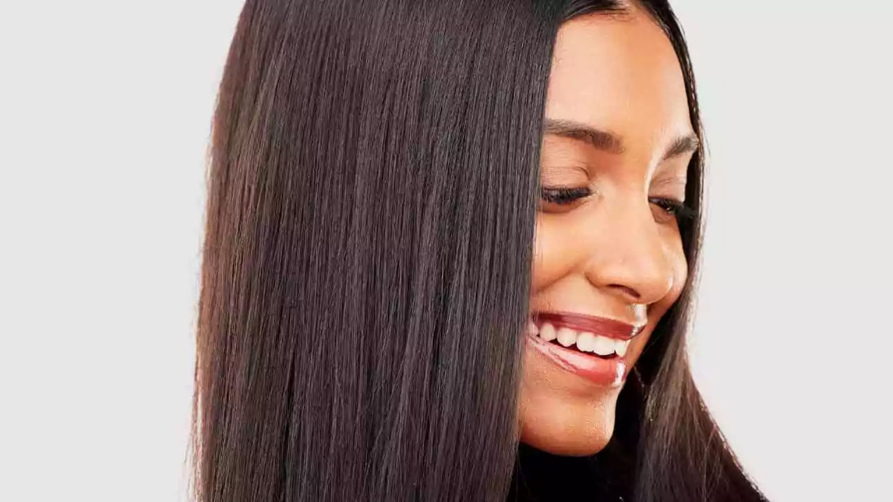  అలాగే మీ జుట్టు ఆరోగ్యంగా మృదువుగా పెరగాలంటే, జుట్టును ప్రతి ఆరు నుంచి ఏనిమిది వారాలకు ఒకసారి కత్తిరించాలంట. అలాగే జుట్టు పోషకు అనువైన ఆహారం తీసుకోవాలని, జుట్టు విషయంల తప్పక పలు జాగ్రత్తలు తీసుకోవాలని సూచిస్తున్నారు ఆరోగ్య నిపుణులు.