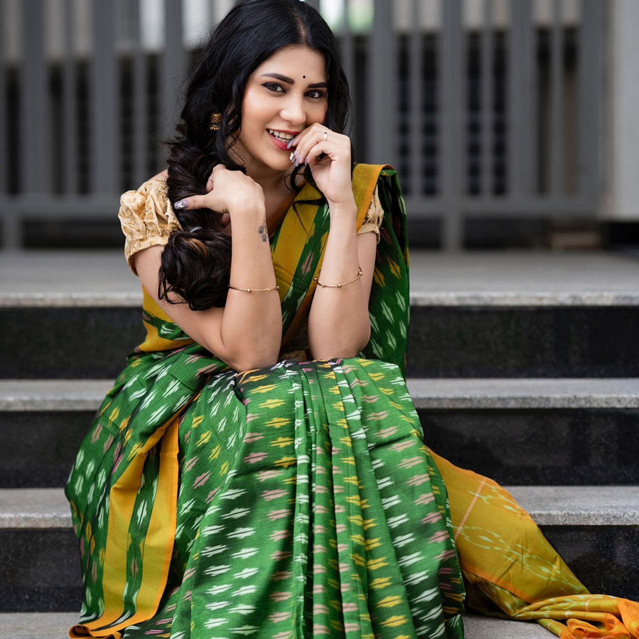 పైన ఫోటోలో కనిపిస్తున్న హీరోయిన్ ఎవరో గుర్తుపట్టారా..? చిన్న చిన్న సినిమాల్లో నటించిన ఈ అమ్మడు.. బిగ్ బాస్ రియాల్టీ షో ద్వారా ఎక్కువగా ఫేమస్ అయ్యింది. ఆ తర్వాత పలు సీరియల్స్ ద్వారా విపరీతమైన ఫాలోయింగ్ సొంతం చేసుకుంది. 