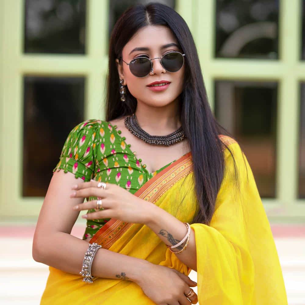 కానీ ఇప్పుడు సీరియల్స్ మానేసి సోషల్ మీడియాలో గ్లామర్ ఫోజులతో కట్టిపడేస్తుంది. ఇంతకీ ఈ బ్యూటీ ఎవరో గుర్తుపట్టారా.. ? ఆమె మరెవరో కాదండి.. సీరియల్ బ్యూటీ హమిదా. బిగ్ బాస్ షో ద్వారా తెలుగు రాష్ట్రాల్లో ప్రేక్షకులకు దగ్గరయ్యింది. 