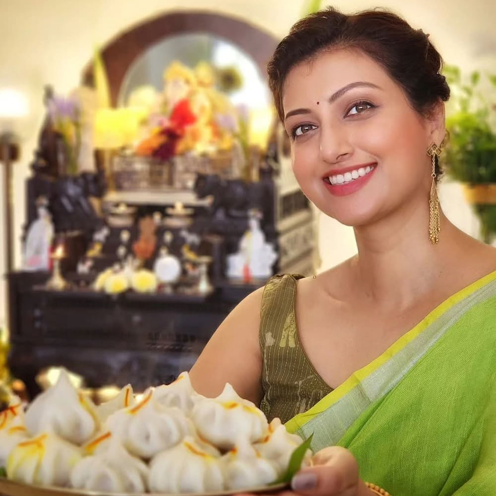 క్యాన్సర్ నుంచి కోలుకున్న తర్వాత తిరిగి సినిమాల్లో నటించేందుకు ప్రయత్నాలు మొదలు పెట్టింది. ప్రస్తుతం సోషల్ మీడియాలో చాలా యాక్టివ్ గా ఉంటుంది. నిత్యం ఏదోక పోస్ట్ చేస్తుంటుంది. తాజాగా వినాయక చవితి సందర్భంగా ఆమె షేర్ చేసిన ఫోటోస్ ఆకట్టుకుంటున్నాయి.