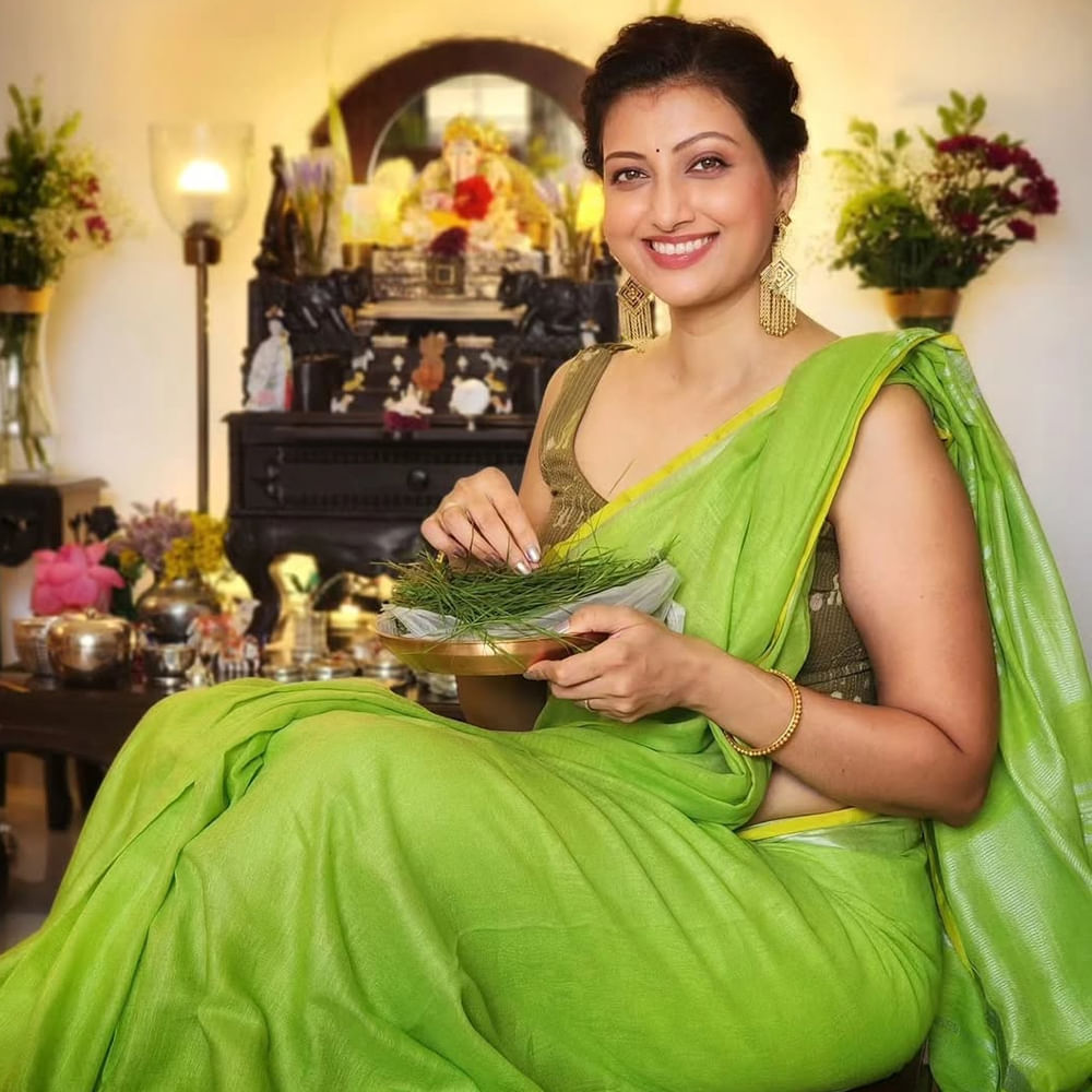 ఆమె మరెవరో కాదు హీరోయిన్ హంసానందిని. ఒకటవుదాం సినిమాతో తెలుగు తెరకు కథానాయికగా పరిచయమైంది. ఆ తర్వాత ఆర్యన్ రాజేశ్ నటించిన అనుమానాస్పదం సినిమాతో హిట్టు అందుకుంది. ఈ మూవీతో టాలీవుడ్ ఇండస్ట్రీలో విపరీతమైన క్రేజ్ సొంతం చేసుకుంది.