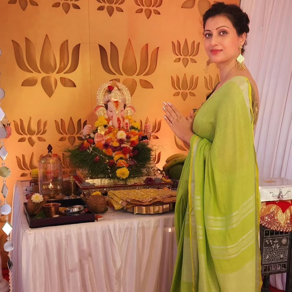 కెరీర్ మంచి ఫాంలో ఉండగానే బ్రెస్ట్ క్యాన్సర్ బారిన పడింది హంసానందిని. చాలా కాలం పాటు కీమోథెరపీ చికిత్స తీసుకుని క్యాన్సర్ నుంచి కోలుకుంది. గతంలో ఇదే సమస్యతో ఆమె తల్లి మరణించింది.