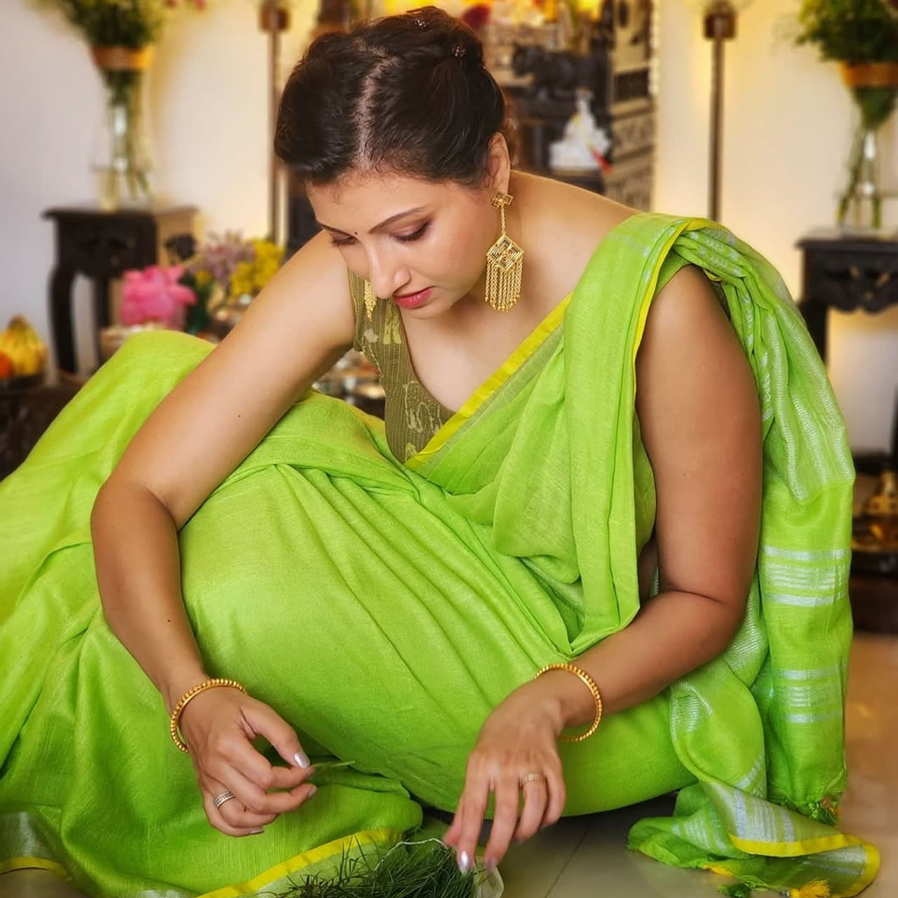 పైన ఫోటోలో కనిపిస్తున్న హీరోయిన్ ఎవరో గుర్తుపట్టారా.. ? తెలుగు సినిమా ప్రపంచంలో అందం, అభినయంతో తనదైన ముద్రవేసింది. ఆ తర్వాత స్టార్ హీరోల సినిమాల్లో స్పెషల్ సాంగ్స్ చేసిన ఈ అమ్మడు.. క్యాన్సర్ సమస్యతో పోరాటం చేసింది. చాలా కాలంగా సినిమాలకు దూరంగా ఉంటుంది.