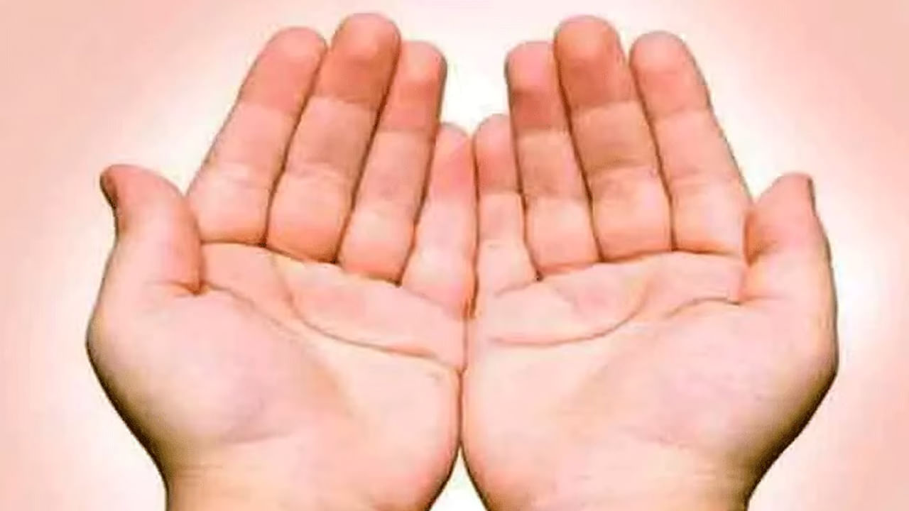 ఎడమ చేతిలోని హృదయ రేఖ కుడి చేతిలోని హృదయ రేఖ పైన ఉంటే: మీరు మీ రెండు చేతులు కలిపినప్పుడు ఎడమ చేతిలోని హృదయ రేఖ కుడి చేతిలోని హృదయ రేఖ పైన ఉంటే, మీరు సృజనాత్మక, సహజమైన వ్యక్తి అని అర్థం. మీరు ఎక్కువగా స్వేచ్చను ఇష్టపడుతారు,  స్వతంత్రంగా జీవించాలనుకునే వారు అని అర్థం 