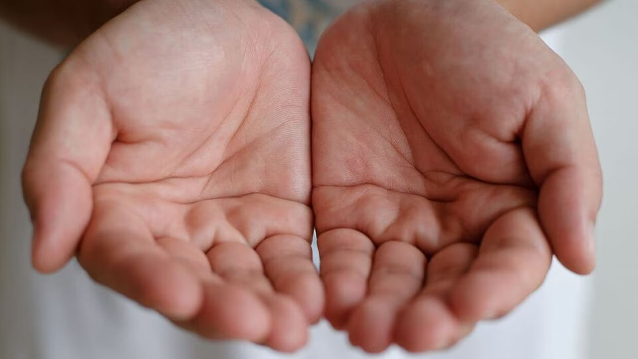 మరొక విషయం ఏమిటంటే, మీరు ఎప్పుడూ మీ లక్ష్యాలపై దృష్టి సారిస్తారు. ఆ లక్ష్యాలను సాధించడానికి శ్రద్ధగా పనిచేస్తారు. మీరు అందరితో కబుర్లు చెప్పుకుంటూ కూర్చోవడానికి ఇష్టపడే వ్యక్తి కాదు. మీరు ఎల్లప్పుడూ ఒంటరిగా ఉండటానికి ఇష్టపడతారు. 