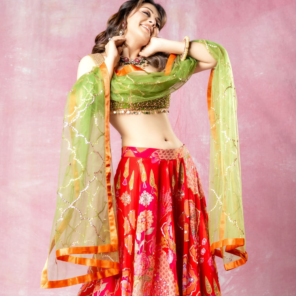 హన్సిక మోత్వానీ వివాహం 2022 డిసెంబర్ 4న వ్యాపారవేత్త సొహైల్ కతూరియాతో రాజస్థాన్ జైపూర్లో వివాహం జరిగింది. సొహైల్ కు ఇది రెండో పెళ్లి కావడం విశేషం. అయితే ఇప్పుడు ఏ జంట విడిపోతున్నారని తెలుస్తుంది. విడాకుల రూమర్స్ చక్కర్లు కొడుతున్న నేపథ్యంలో హన్సిక భర్తతో ఉన్న ఫోటోలను సోషల్ మీడియా నుంచి తొలగించింది.