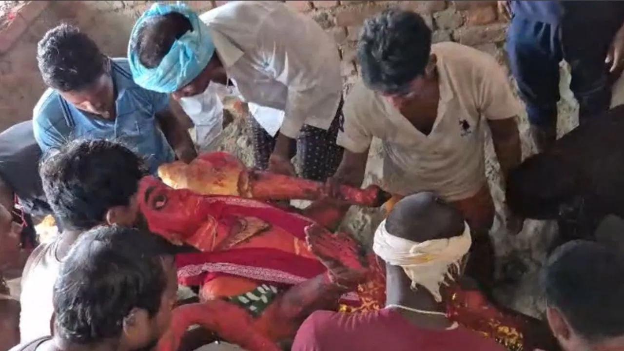 జన్మధన్యమైందిపో.. ఏకంగా దేవుడినే రక్షించిన భక్తులు! ఎక్కడ.. ఎలా అంటే..? జన్మధన్యమైందిపో.. ఏకంగా దేవుడినే రక్షించిన భక్తులు! ఎక్కడ.. ఎలా అంటే..?