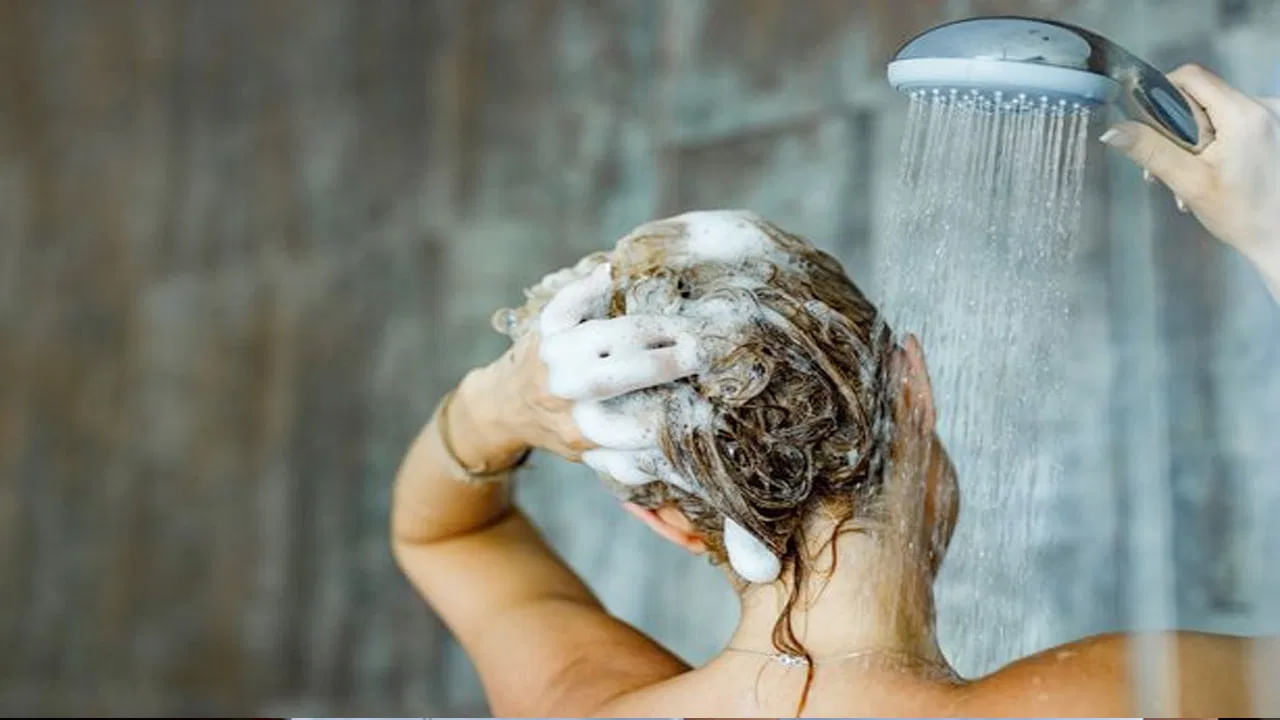 Head Bath During Periods: పీరియడ్స్‌ సమయంలో తల స్నానం చేస్తే ఏమవుతుంది? ఈ సందేహం మీకూ ఉందా.. – Telugu News | Is Washing Hair During Menstruation Safe? Know here