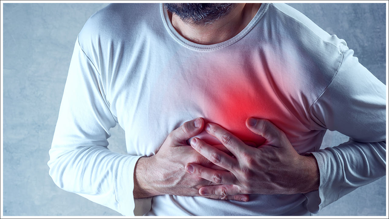 గుండెపోటు వచ్చినప్పుడు ఛాతీ నొప్పితోపాటు చేయి, దవడ, మెడ, వీపుకు నొప్పి వ్యాపిస్తుంది. అలాగే శ్వాస తీసుకోవడంలో ఇబ్బంది, చెమటలు పట్టడం, తల తిరగడం, వికారం, వాంతులు, అనారోగ్యంగా అనిపిస్తే వెంటనే వెంటనే అత్యవసర సేవల కోసం సంప్రదించాలి. తేలికపాటి నొప్పిని కూడా విస్మరించకూడదు. ఎందుకంటే గుండెపోటు హెచ్చరిక సంకేతాలు వ్యక్తి నుంచి వ్యక్తికి మారే అవకాశం ఉంది.