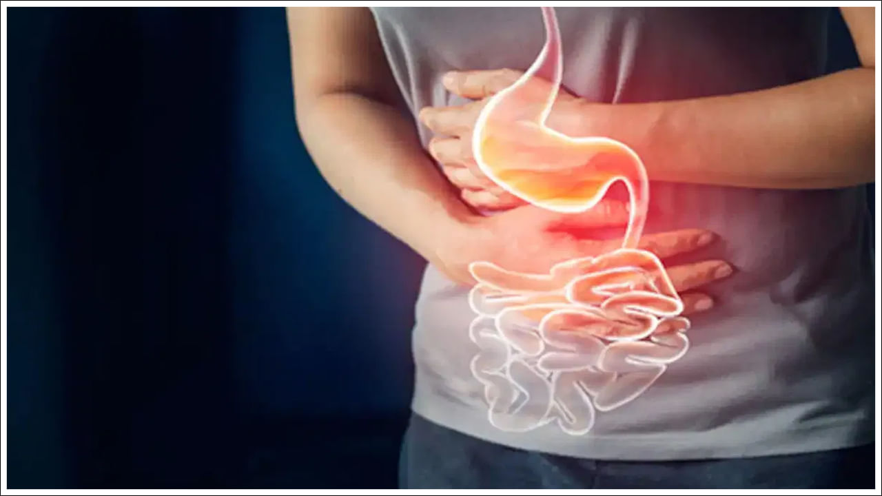 ఎసిడిటీ కారణంగా లక్షణాలు కనిపిస్తాయి: రాత్రిపూట కడుపు, భుజాలు, వీపు, దవడ, మెడ లేదా గొంతులో నొప్పి ఉంటే మీరు అప్రమత్తంగా ఉండాలి. మహిళలు తరచుగా ఛాతీ కింద మధ్యలో నొప్పిని కలిగి ఉంటారు. ప్రజలు దీనిని ఎసిడిటీగా కూడా పరిగణిస్తారు. ఇటువంటి నొప్పి అసిడిటీ వల్ల కూడా రావచ్చు. కానీ మీకు చెమటలు పట్టడం, ఊపిరి పీల్చుకోవడం లేదా అలసిపోయినట్లు అనిపిస్తే డాక్టర్‌ని సంప్రదించండి.