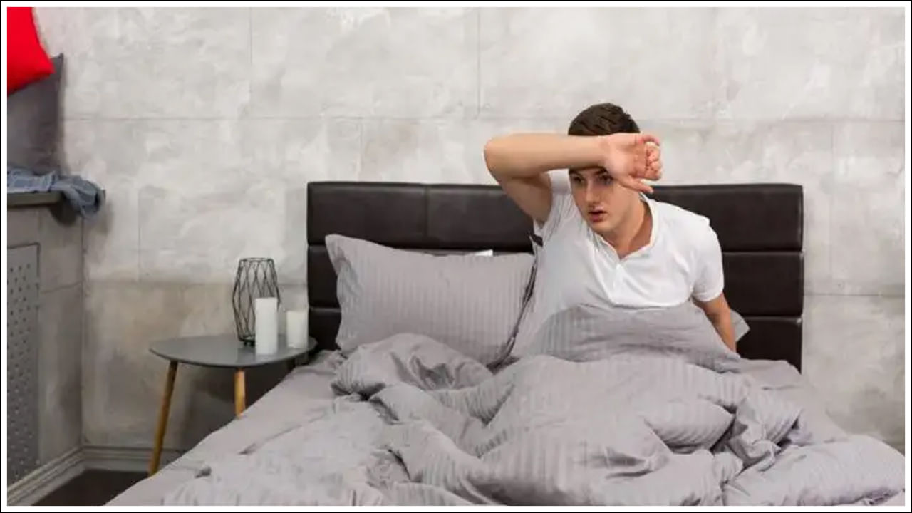 నిద్రపోతున్నప్పుడు చెమట: నిద్రపోయేటప్పుడు ఎక్కువగా చెమట పడితే అది గుండె సమస్య కూడా కావచ్చు. డాక్టర్ సలహా మేరకు చెకప్ చేయించుకోవాలి. శ్వాస తీసుకోవడంలో ఇబ్బంది లేదా శ్వాస తీసుకోవడంలో ఇబ్బంది కూడా గుండె జబ్బు లక్షణం కావచ్చు.