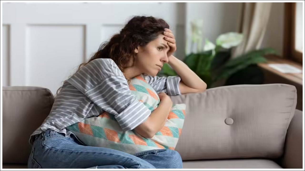 అనవసరమైన అలసట: గుండె జబ్బులు వచ్చినా సమయంలో గుండె మరింత కష్టపడాల్సి వస్తుంది. ఇది ప్రతి అవయవానికి రక్తాన్ని సరఫరా చేస్తుంది. దీని కారణంగా మీరు అలసిపోయినట్లు అనిపించవచ్చు. మీరు తరచుగా ఎటువంటి కారణం లేకుండా అలసిపోయినట్లు అనిపిస్తే, మీరు వెంటనే వైద్యుడిని సంప్రదించాలి.