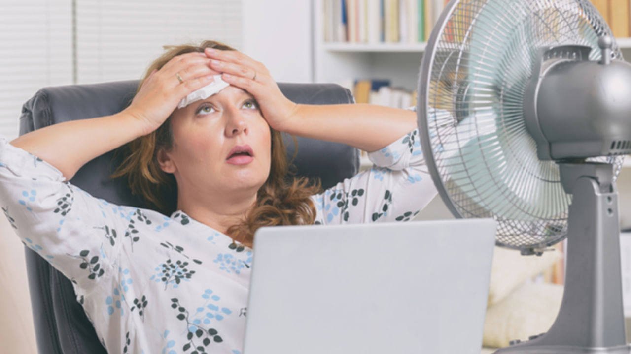 ధనియా వాటర్: అధిక చెమట తగ్గాలంటే.. ధనియాల నీరు ఎంతో చక్కగా పని చేస్తుంది. రాత్రంతా నీటిలో నానబెట్టి.. ఉదయం లేవగానే ఖాళీ కడుపుతో ఈ నీటిని తాగాలి. ఇలా తాగడం వల్ల చెమట ఎక్కువా పట్టదు. ఖాళీ కడుపుతో ప్రతి రోజూ 5 నానబెట్టిన ఎండు ద్రాక్ష తిన్నా చెమట దుర్వాసన రాకుండా ఉండటమే కాకుండా చెమట ఎక్కువగా పట్టకుండా ఉంటుంది. తీపి ఎక్కువగా ఉండే ఆహారాలు తీసుకుంటే చెమట ఎక్కువగా పట్టదు.