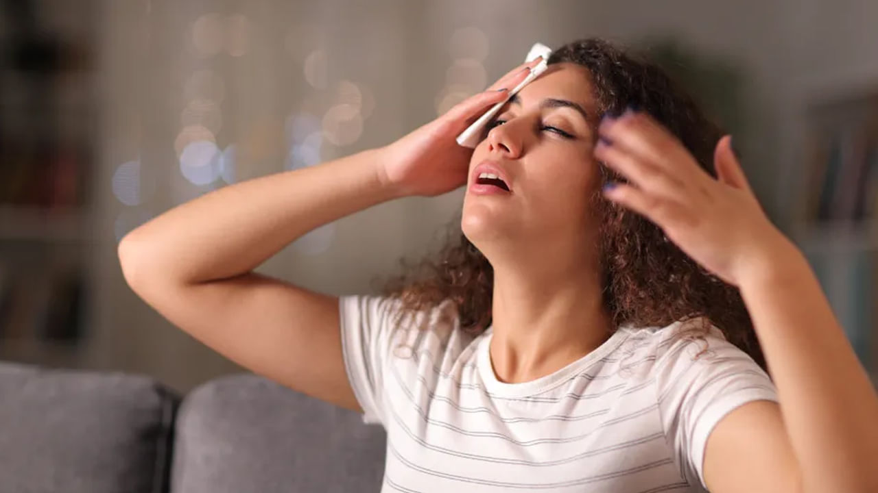 నీటిని ఎక్కువగా తీసుకుంటూ ఉండాలి: అధికంగా చెమట సమస్యతో ఇబ్బంది పడేవారు నీటిని ఎక్కువగా తాగుతూ ఉండాలి. నీటిని ఎక్కువగా తాగడం వల్ల డీహైడ్రేషన్ బారిన పడకుండా ఉంటారు. బాడీ కూడా హైడ్రేట్‌గా ఉంటుంది.