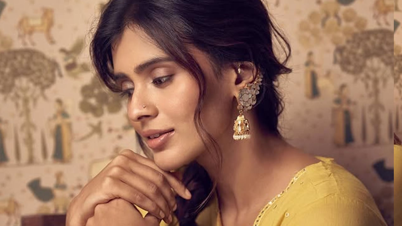 టాలీవుడ్ గ్లామర్ బ్యూటీ హెబ్బా పటేల్ గురించి ప్రత్యేకంగా చెప్పాల్సిన పని లేదు. అలా ఎలా అనే సినిమాతో తెలుగు చిత్ర పరిశ్రమలోకి అడుగు పె ట్టిన ఈ బ్యూటీ మొదటి సినిమాతోనే తన నటనతో అందరినీ ఆకట్టుకుంది. తన అందంతో ప్రతి ఒక్కరి మనసు దోచేసింది.