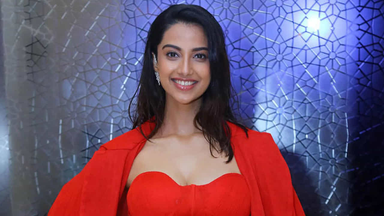 గుంటూరు కారం సినిమాలో మీనాక్షి చౌదరి పాత్ర గుర్తుందా..? కేవలం ఆమ్లెట్ వేయడానికి, సైడ్‌లో అలా నించోడానికి మాత్రమే ఉంటుంది కానీ ఆ పాత్రకు ప్రాధాన్యత ఉండదు.