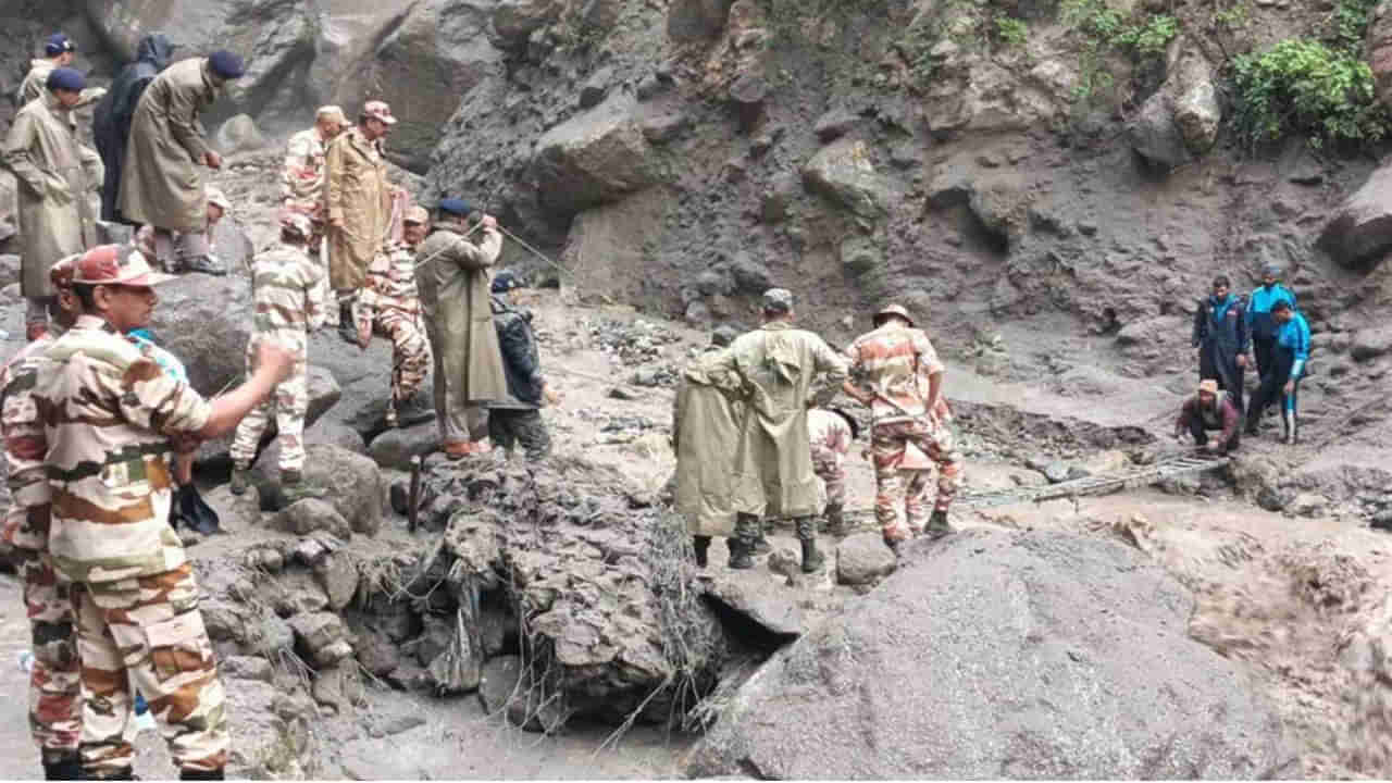 Watch Video: వరదలకు కొట్టుకుపోయిన బ్రిడ్జి.. భక్తులను సైన్యం ఎలా కాపాడిందో చూడండి!