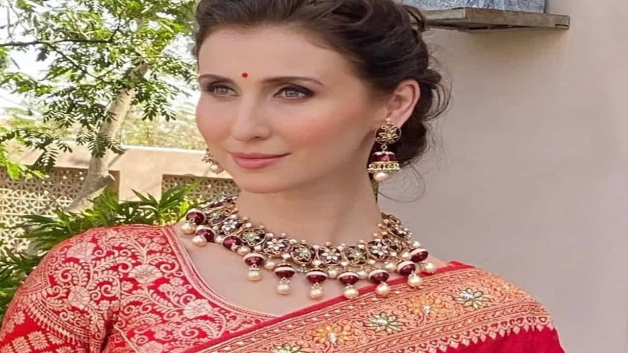 క్లాడియా సీస్లా ఒక జర్మన్ మోడల్ మరియు నటి. ఆమె 2009 లో హిందూ మతంలోకి మారింది. ఆమె గణేశుడి అంటే చాలా నమ్మకం. గణపతిని విశేషంగా పూజిస్తుంది. సనాతన ధర్మాన్ని అనుసరిస్తుంది.