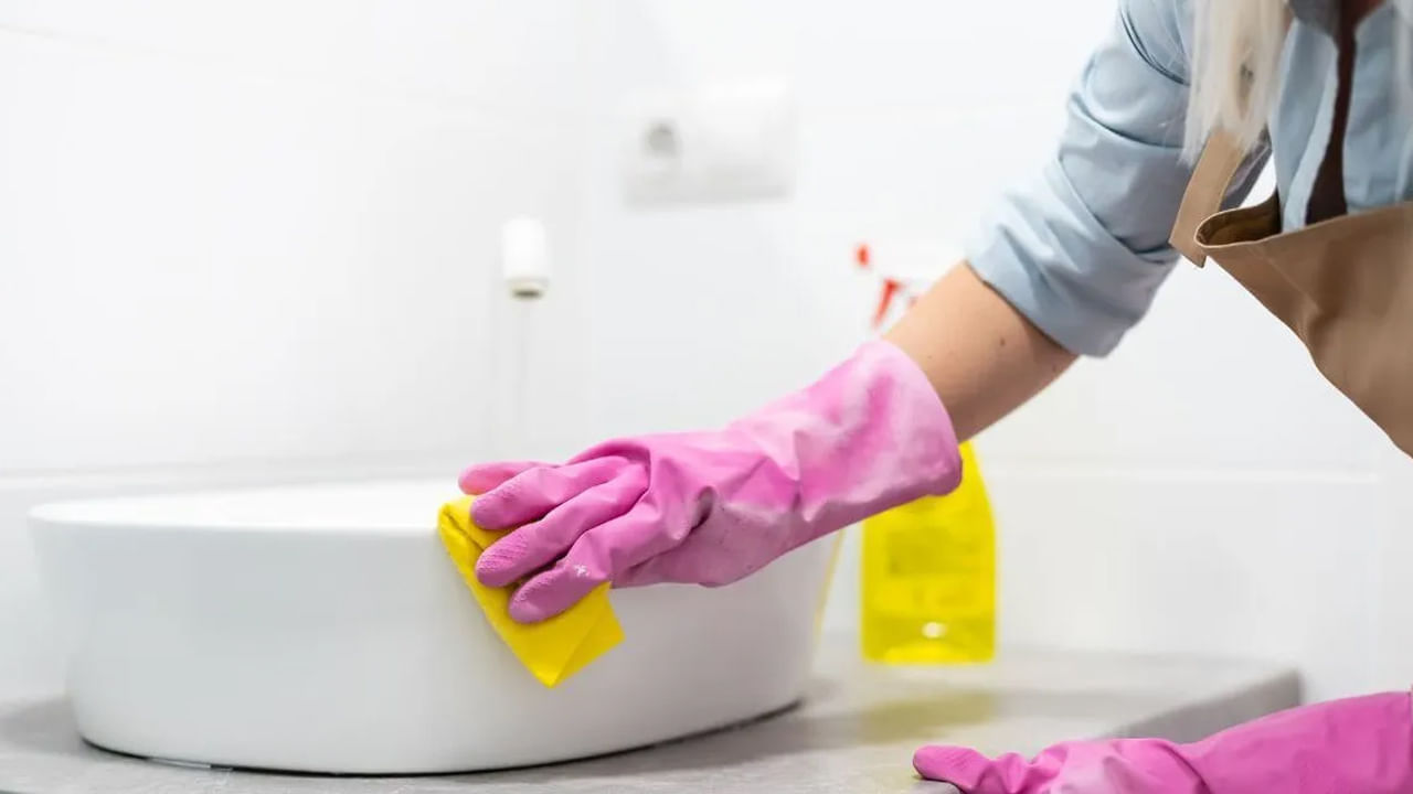 ఇంటి పరిశుభ్రత విషయంలో చాలా జాగ్రత్తలు తీసుకుంటారు. ఎందుకంటే ఏ ఇల్లు అయితే చెత్త చెదారంతో నిండి పోతుందో, అలాంటి ఇంట్లో ప్రతికూల శక్తి ఎక్కువగా ఉంటుంది. ఆర్థిక సమస్యలు తలెత్తుతాయని చెబుతారు. కానీ కొందరి ఇళ్లు చాలా నీట్‌గా ఉన్న పేదరికం తప్పదు. అయితే దీనికి ముఖ్య కారణం శుభ్రపరిచే విషయంలో కూడా వాస్తు నియమాలు పాటించకపోవడమే అంటున్నారు కొందరు నిపుణులు.  వాస్తు శాస్త్రం ప్రకారం ఇంటిని క్లీన్ చేసే విషయంలో కూడా కొన్ని వాస్తు టిప్స్ పాటించాలంట. అవి ఏవో ఇప్పుడు చూద్దాం.