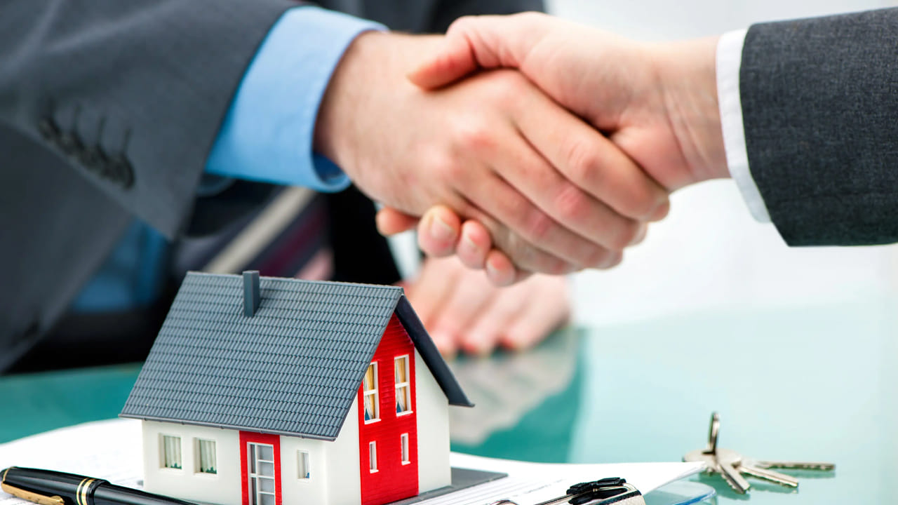 మొదటి మార్గం ముందస్తు చెల్లింపు.. అంటే రుణంలో కొంత భాగాన్ని గడువుకు ముందే తిరిగి చెల్లించడం. మీరు గృహ రుణం తీసుకున్నప్పుడు, ప్రారంభ సంవత్సరాల్లో EMIలో ఎక్కువ భాగం వడ్డీలోకి వెళుతుంది. అసలు మొత్తం క్రమంగా తగ్గుతుంది.
మీరు బోనస్ లేదా అదనపు డబ్బు నుండి ఒకేసారి చెల్లిస్తే, అది నేరుగా మీ అసలు నుండి తీసివేయబడుతుంది. ఇది భవిష్యత్ వడ్డీని తగ్గిస్తుంది. ఉదాహరణకు.. మీరు 10 సంవత్సరాల పాటు 8 శాతం వడ్డీకి రూ.50 లక్షల రుణం తీసుకుంటే మీ EMI దాదాపు రూ.60,664 అవుతుంది. మీరు ఒక్కొక్కటి రూ.4 లక్షల చొప్పున రెండు ముందస్తు చెల్లింపులు చేస్తే.. EMIని రూ.50,544లకు తగ్గించుకోవచ్చు. దీని వలన మీకు రూ.3.46 లక్షల వడ్డీ ఆదా అవుతుంది.