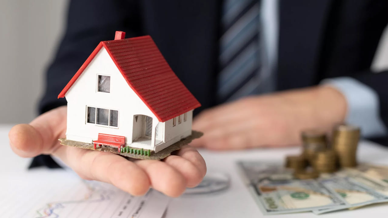 నాల్గవ మార్గం గృహ రుణ బ్యాలెన్స్ బదిలీ.. మీ బ్యాంకు వడ్డీని తగ్గించకపోతే, తక్కువ వడ్డీ చెల్లిస్తున్న మరొక బ్యాంకుకు మీ రుణాన్ని బదిలీ చేయండి. ఇది EMI మొత్తం వడ్డీ రెండింటినీ తగ్గించగలదు. ప్రాసెసింగ్ ఫీజుపై శ్రద్ధ వహించండి.