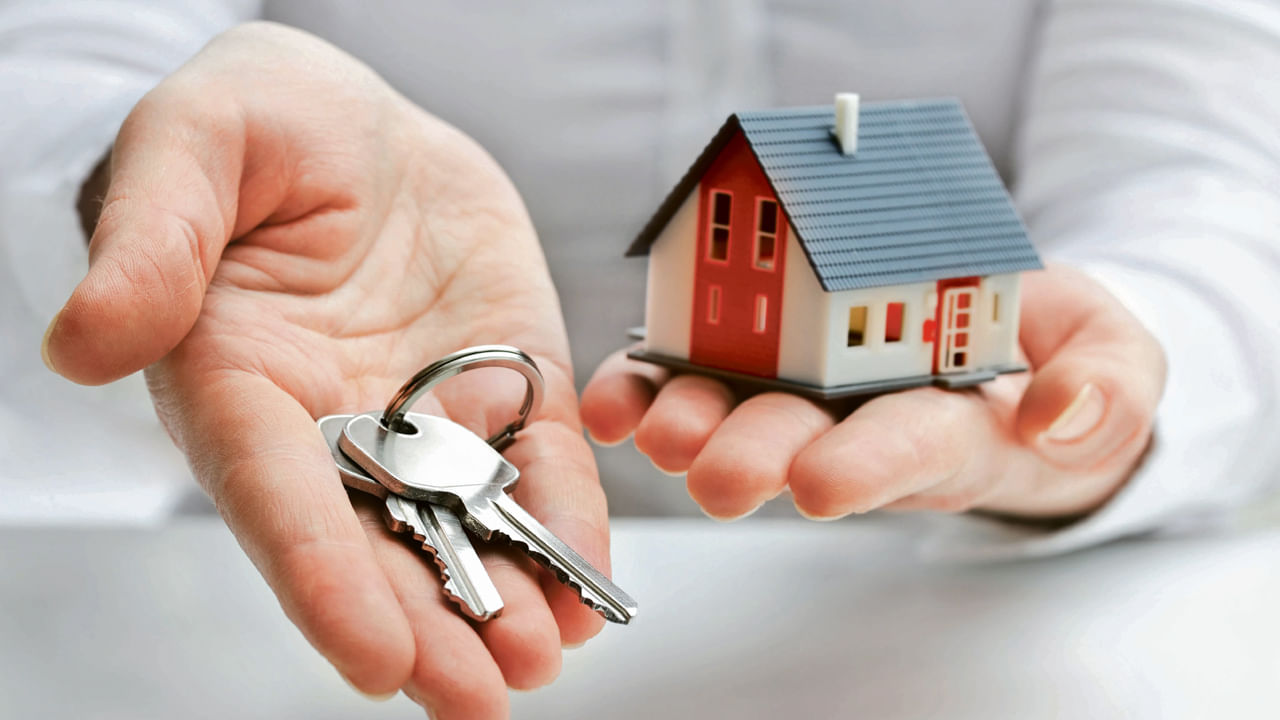 హోం లోన్‌ తీసుకున్న తర్వాత నెలవారీ వాయిదా అంటే EMI కట్టాల్సి ఉంటుంది. కొన్ని సార్లు ఇది మీ జేబుకు భారంగా మారుతుంది. అయితే హోం లోన్‌ EMI వల్ల ఇబ్బంది పడుతుంటే, దానిని ఎలా తగ్గించుకోవాలో ఆలోచిస్తుంటే.. సింపుల్‌గా ఈ టిప్స్‌ పాటించండి.. ఏకంగా లక్షల్లో ఆదా చేసుకోవచ్చు. అది ఎలాగో ఇప్పుడు చూద్దాం..