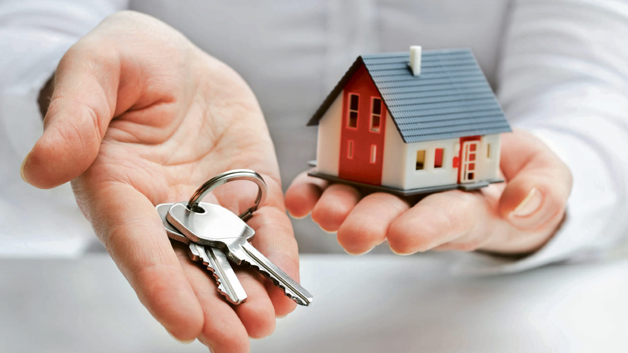 హోం లోన్‌ తీసుకున్న తర్వాత నెలవారీ వాయిదా అంటే EMI కట్టాల్సి ఉంటుంది. కొన్ని సార్లు ఇది మీ జేబుకు భారంగా మారుతుంది. అయితే హోం లోన్‌ EMI వల్ల ఇబ్బంది పడుతుంటే, దానిని ఎలా తగ్గించుకోవాలో ఆలోచిస్తుంటే.. సింపుల్‌గా ఈ టిప్స్‌ పాటించండి.. ఏకంగా లక్షల్లో ఆదా చేసుకోవచ్చు. అది ఎలాగో ఇప్పుడు చూద్దాం..