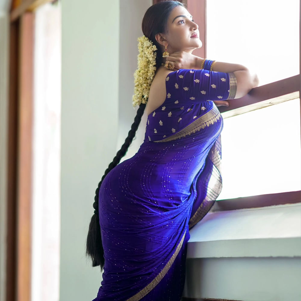 ఒకే ఒక్క సినిమాతో తెలుగు ప్రేక్షకులను క్లీన్ బౌల్డ్ చేసింది అందాల భామ హనీరోజ్. మలయాళ ఇండస్ట్రీకి చెందిన ఈ బ్యూటీ తెలుగులో నటసింహం నందమూరి బాలకృష్ణ సరసన వీరసింహారెడ్డి సినిమాలో సందడి చేసింది. చూడటాన్ని చబ్బీగా ఉండే ఈ చిన్నది.. తన అందంతో కవ్విస్తుంది.