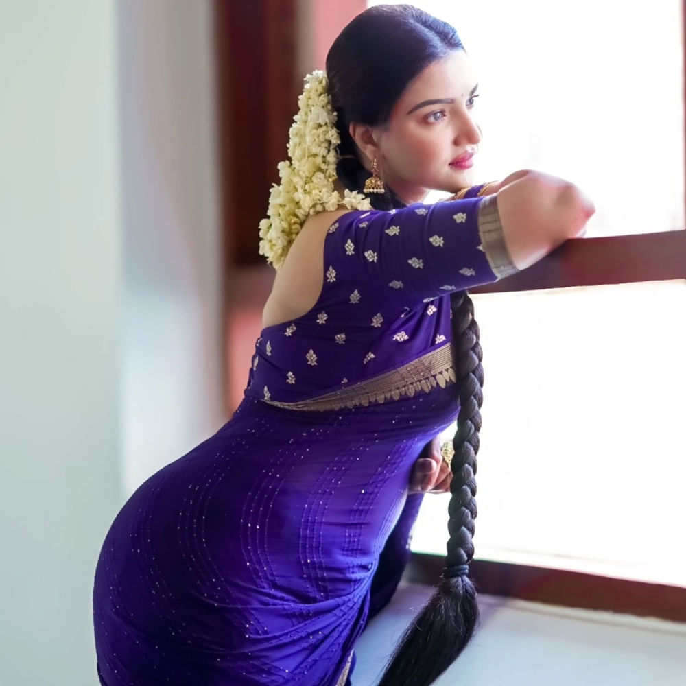 ఎప్పటికప్పుడు ఫోటోలు పెడుతూ కుర్రాళ్లను కవ్విస్తూ ఉంటుంది. మూవీస్ కంటే షాపింగ్ మాల్స్ ఓపినింగ్స్ తోనే ప్రస్తుతం ఎక్కువగా గడిపేస్తుంది హనీరోజ్.  తెలుగులో వీరసింహారెడ్డి సినిమా చేసిన ఈ అమ్మడు ఇప్పుడు కనిపించకుండా పోయింది.