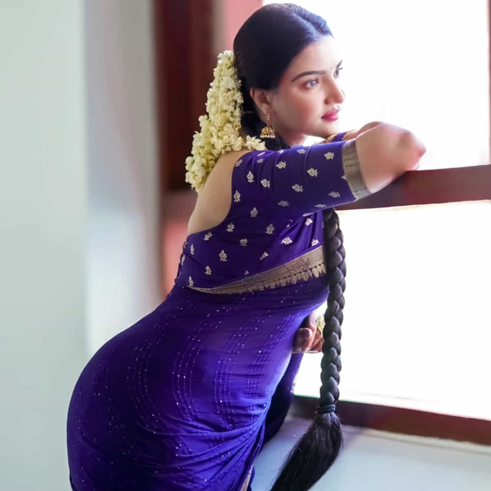 ఎప్పటికప్పుడు ఫోటోలు పెడుతూ కుర్రాళ్లను కవ్విస్తూ ఉంటుంది. మూవీస్ కంటే షాపింగ్ మాల్స్ ఓపినింగ్స్ తోనే ప్రస్తుతం ఎక్కువగా గడిపేస్తుంది హనీరోజ్. తెలుగులో వీరసింహారెడ్డి సినిమా చేసిన ఈ అమ్మడు ఇప్పుడు కనిపించకుండా పోయింది.