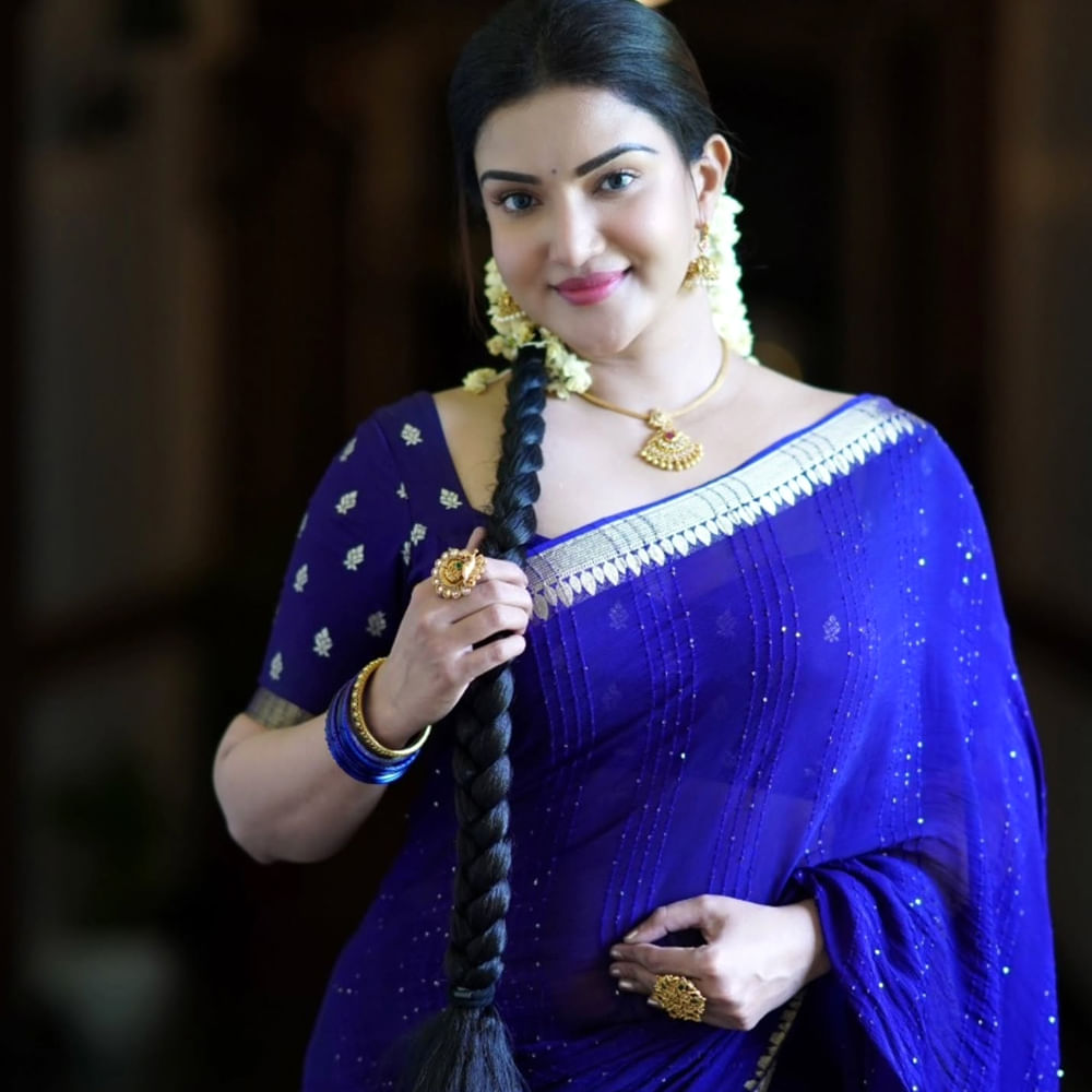 అయితే బాలయ్య సినిమా తర్వాత ఈ చిన్నది తెలుగులో మరో సినిమాలో కనిపించలేదు. చాలా రోజుల తర్వాత హనీ రాచెల్ అనే సినిమాతో ప్రేక్షకుల ముందుకు రానుంది. ఈ సినిమా మలయాళంతో పాటు పలు భాషల్లోనూ విడుదల కానుంది. ఇక సోషల్ మీడియాలో హనీ రోజ్ ఎంత యాక్టివ్.