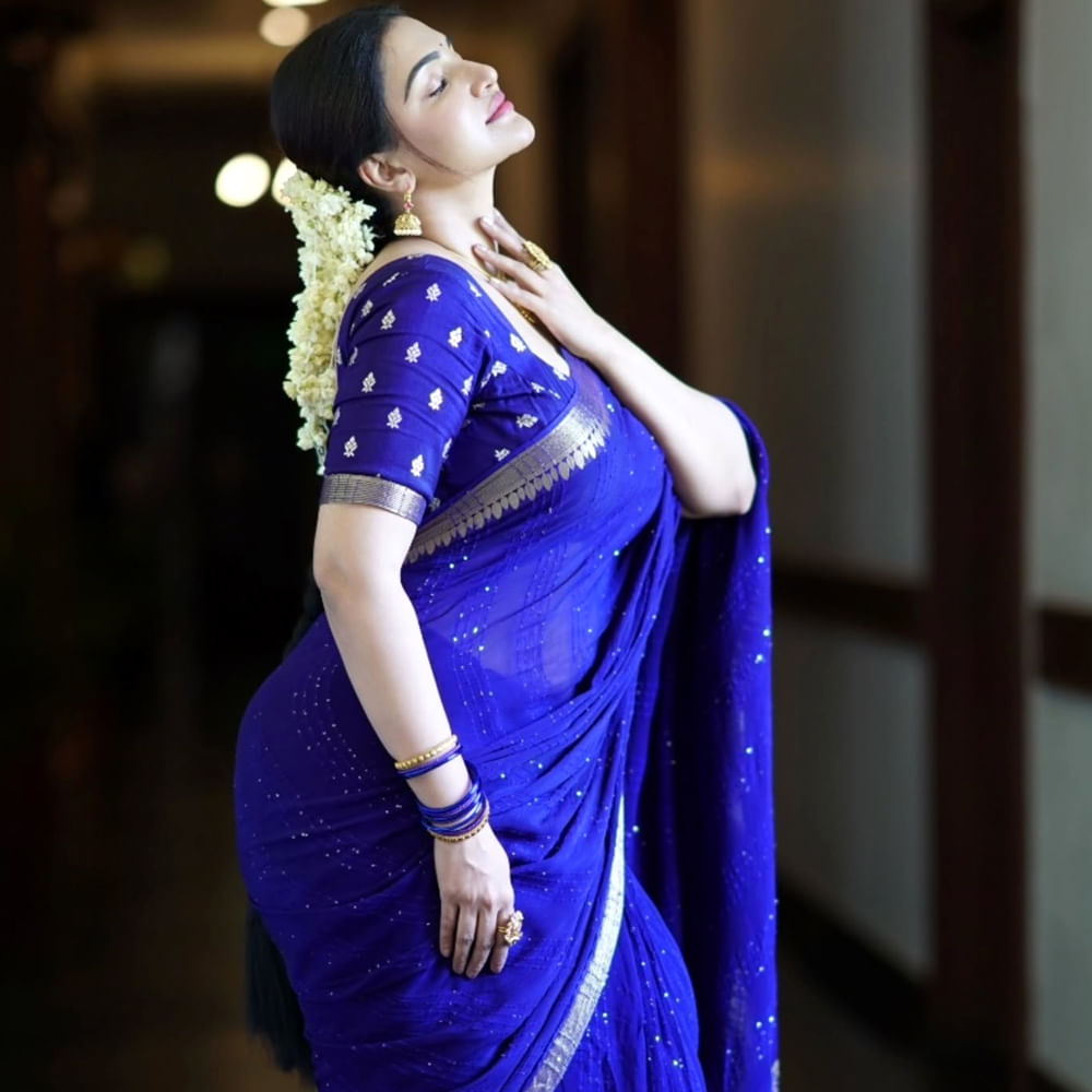 సోషల్ మీడియాలో హానీ రోజ్ షేర్ చేసే ఫోటోలకు కుర్రాళ్లలో విపరీతమైన క్రేజ్ ఉంది. తాజాగా ఈ బ్యూటీ పంచుకున్న ఫోటోలు ఇప్పుడు వైరల్ గా మారాయి. ఈ ఫోటోల పై నెటిజన్స్ క్రేజీ కామెంట్స్ చేస్తున్నారు. చీరకట్టులో కుర్రాళ్ళ గుండె గుల్ల చేస్తుంది హనీరోజ్. 