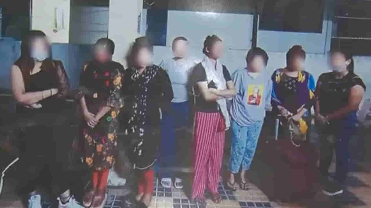 Hyderabad: హోటల్లో దిగిన 9 మంది అమ్మాయిలు.. అనుమానం వచ్చి ఆరా తీయగా.. ఓర్నాయనో..