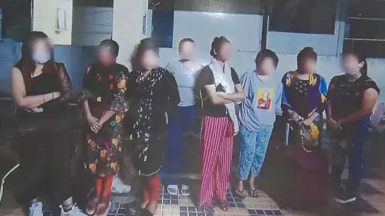 Hyderabad: హోటల్లో దిగిన 9 మంది అమ్మాయిలు.. అనుమానం వచ్చి ఆరా తీయగా.. ఓర్నాయనో..