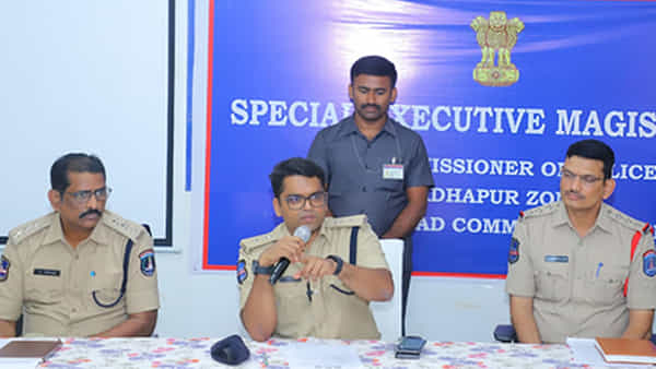 Hyderabad: క్లౌడ్ కిచెన్ నిర్వహించి లాస్ వచ్చిందని వీళ్లు ఏం దుకాణం తెరిచారో తెల్సా..?