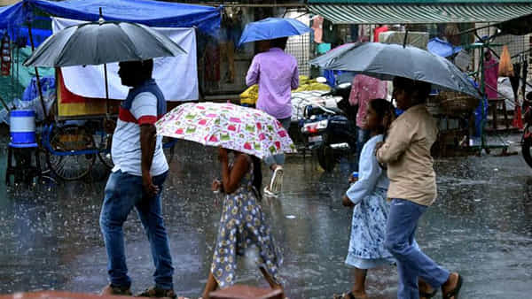 Hyderabad: కాసేపట్లో భారీ వర్షం.. ఆఫీసుల్లో ఉంటే త్వరగా ఇళ్లకు వెళ్లిపోండి..!