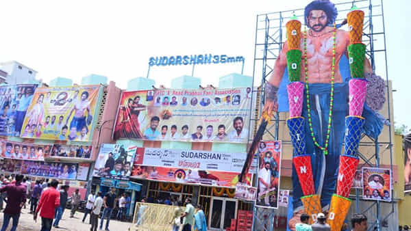 Hyderabad: TFI అభిమానులకు షాక్.. ఇకపై థియేటర్స్ వద్ద ఆ పనులు చేస్తే జైలుకే!