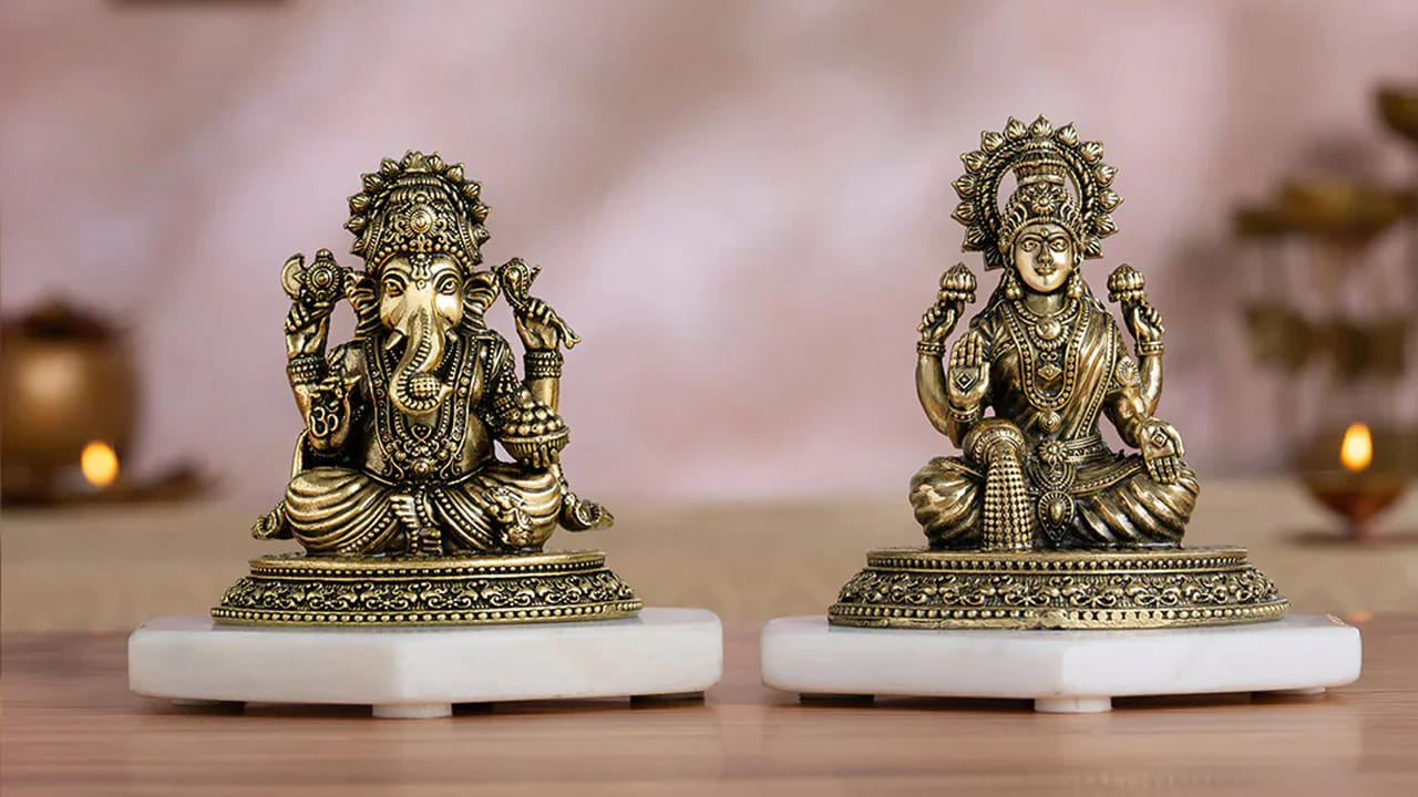 ఎవరికైనా జ్ఞానం లేకపోతే.. అతని చేతిలోని డబ్బును దుర్వినియోగం అవుతుందని నమ్మకం. కనుక వినాయకుడిని, లక్ష్మిదేవిని పూజా స్థలాలలో పక్క పక్కన ఉంచుతారు. పూజా గదిలో లేదా పూజ చేసుకునే చోట గణేశుడు, లక్ష్మి దేవి విగ్రహాలు ఒకచోట ఉంచుతారు. 