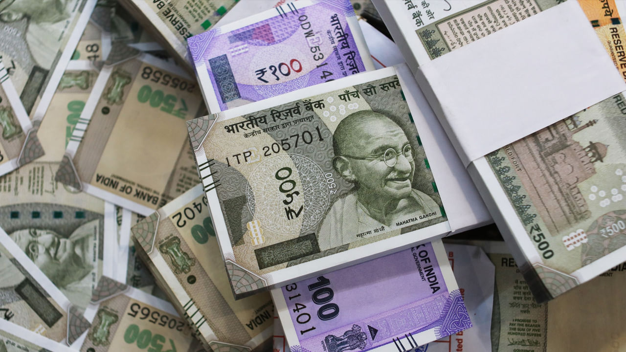 1. మీ ఆదాయంలో కనీసం 20 శాతం ఆదా చేయడం.. మీ కుటుంబ ఆదాయంలో 20 శాతం లేదా అంతకంటే ఎక్కువ నిరంతరం ఆదా చేయడం ఆర్థిక క్రమశిక్షణకు బలమైన కొలమానం. అధిక నికర విలువ కలిగిన వ్యక్తులలో సగం కంటే తక్కువ మంది మాత్రమే దీనిని నిర్వహిస్తున్నారని శ్రీవాస్తవ వెల్లడించారు. క్రమం తప్పకుండా పొదుపు చేయడం వల్ల అత్యవసర పరిస్థితులకు భద్రతా వలయం ఏర్పడటమే కాకుండా పెట్టుబడులు, దీర్ఘకాలిక సంపద సేకరణకు పునాది కూడా వేస్తుంది. 