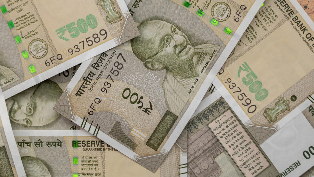 2. ఇంటిని సొంతం చేసుకోవడం.. గృహ యాజమాన్యం ఆర్థిక స్థిరత్వానికి కీలకమైన సూచికగా ఉంది. ముఖ్యంగా యువతరం పెరుగుతున్న గృహ ఖర్చులను ఎదుర్కొంటున్నందున. ఆస్తిని సొంతం చేసుకోవడం భద్రతను అందిస్తుందని, అద్దె చెల్లింపులపై ఆధారపడటాన్ని తగ్గిస్తుందని, విలువ పెరిగే దీర్ఘకాలిక ఆస్తిగా పనిచేస్తుందని శ్రీవాస్తవ నొక్కి చెబుతున్నారు. ఆహారం, వైద్యం, గృహ ఖర్చులు పెరుగుతూనే ఉండటంతో, ఇల్లు కలిగి ఉండటం కేవలం జీవనశైలి ఎంపిక కంటే ఎక్కువ - ఇది జీవితంలోని ప్రారంభంలోనే కొంతమంది సాధించగలిగే వ్యూహాత్మక ఆర్థిక ప్రయోజనం.