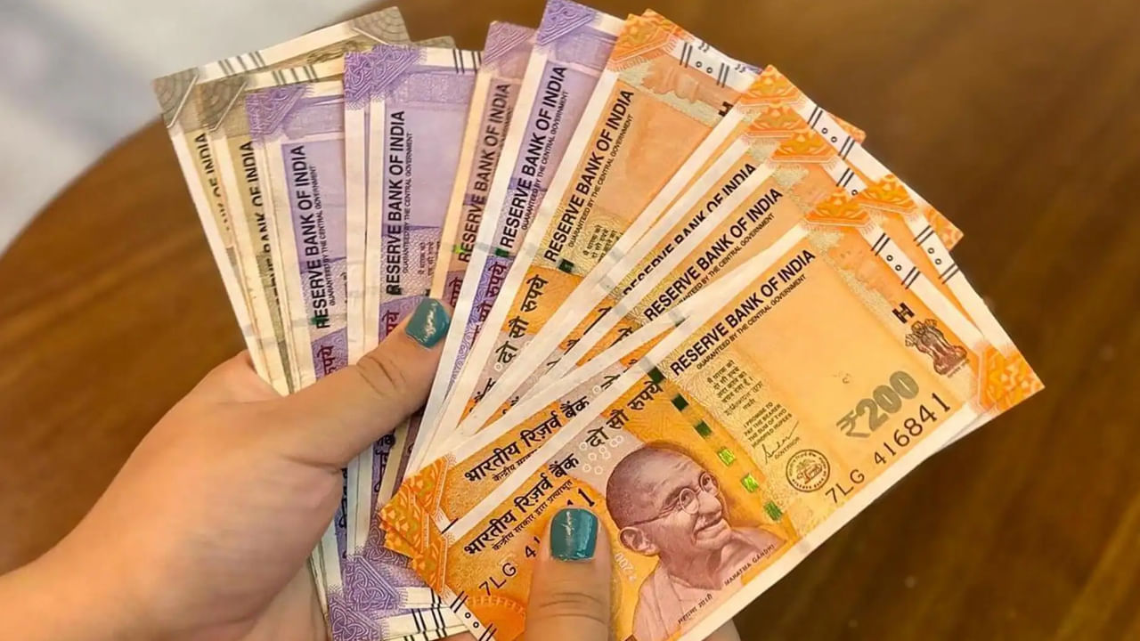 3. రుణాన్ని నిర్వహించగలిగేలా ఉంచడం.. అప్పు అనేది స్వతహాగా చెడ్డది కాదు. కానీ దానిని బాధ్యతాయుతంగా నిర్వహించడం చాలా ముఖ్యం. మీ ఇంటి ఆదాయంలో మూడో వంతు కంటే తక్కువ మొత్తాన్ని EMI లుగా చెల్లించాలని శ్రీవాస్తవ సలహా ఇస్తున్నారు. చాలా మంది తెలియకుండానే రుణాలతో తమను తాము ఎక్కువగా ఖర్చు చేసుకుంటారు. దీనివల్ల ఆర్థిక ఒత్తిడి ఏర్పడుతుంది. అప్పును అదుపులో ఉంచుకోవడం వల్ల మీరు అధిక తిరిగి చెల్లించే బాధ్యతల చిక్కుల్లో పడకుండా అవసరమైన వాటిని కవర్ చేసుకోవచ్చు, ఆదా చేసుకోవచ్చు, పెట్టుబడి పెట్టవచ్చు.