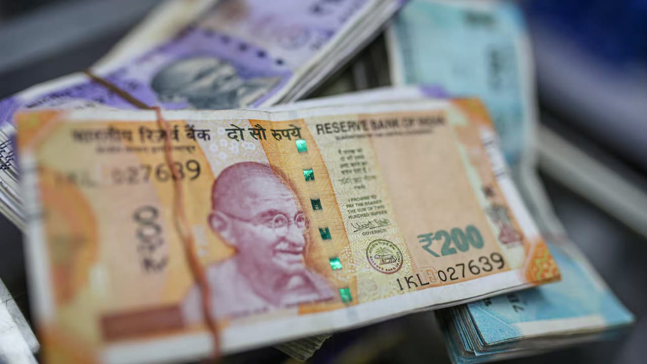 4. రెండేళ్ల ఆర్థిక రన్‌వే కలిగి ఉండటం.. రెగ్యులర్ ఆదాయం లేకుండా రెండేళ్లపాటు జీవించగలగడం ఆర్థిక భద్రతకు బలమైన సంకేతం. ఈ ప్రయాణం కెరీర్ మార్పులను అన్వేషించడానికి, వ్యాపారాన్ని ప్రారంభించడానికి లేదా అత్యవసర పరిస్థితులను భయం లేకుండా నిర్వహించడానికి స్వేచ్ఛను అందిస్తుందని శ్రీవాస్తవ వివరించారు. చాలా మంది తమ పొదుపులను త్వరగా ఖర్చు చేస్తారు, కానీ గణనీయమైన మొత్తంలో డబ్బు ఉండటం వల్ల లెక్కించిన నిర్ణయాలు, దీర్ఘకాలిక ప్రణాళికలు లభిస్తాయి, ఇది ఆర్థిక స్వాతంత్ర్యాన్ని సాధించడంలో కీలకమైన తేడాగా మారుతుంది.