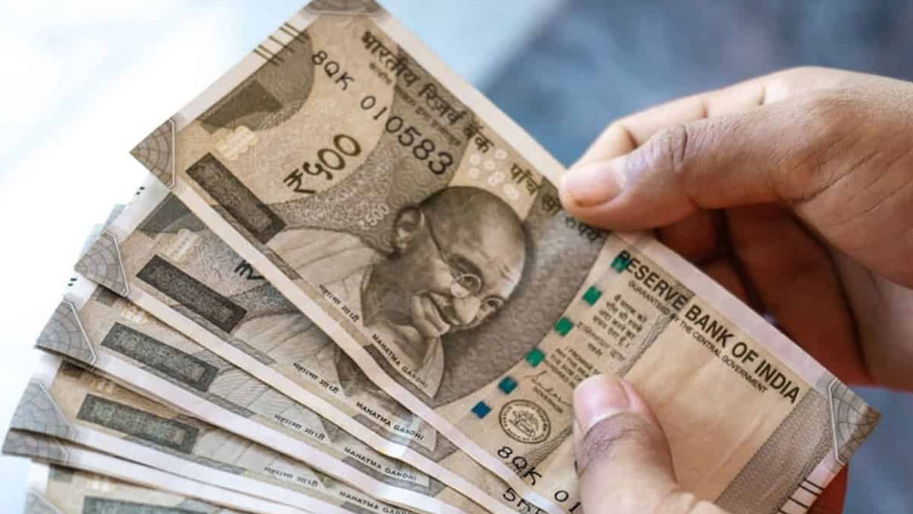 5. పెట్టుబడిని అర్థం చేసుకోవడం.. చివరగా సంపదను పెంచుకోవడానికి, రక్షించడానికి ఎలా పెట్టుబడి పెట్టాలో తెలుసుకోవడం చాలా ముఖ్యం. చాలా మంది ఇతరులు సంపదను కూడబెట్టుకోవడం చూస్తారని, కానీ తరువాత సరైన పెట్టుబడి ఎంపికల కారణంగా దానిని కోల్పోతారని శ్రీవాస్తవ పేర్కొన్నారు. చిన్నగా ప్రారంభించడం, ప్రాథమికాలను నేర్చుకోవడం, క్రమంగా అనుభవాన్ని పొందడం ద్వారా, అవకాశాలు వచ్చినప్పుడు వ్యక్తులు తెలివిగా నిర్ణయాలు తీసుకోవచ్చు. పెట్టుబడి జ్ఞానం పొదుపును దీర్ఘకాలిక ఆర్థిక వృద్ధికి సాధనంగా మారుస్తుంది.