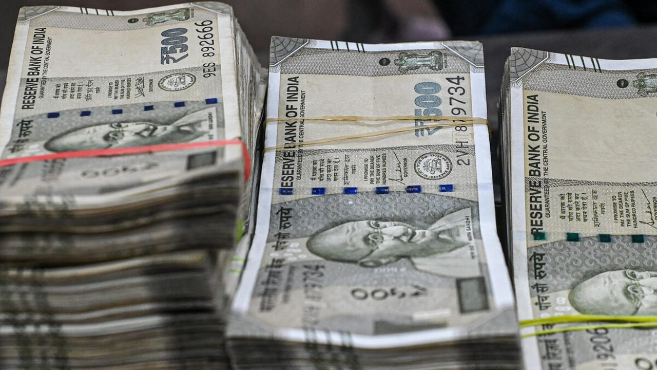 నేటి ప్రపంచంలో వ్యక్తిగత ఆర్థిక నిర్వహణ మరింత క్లిష్టంగా మారింది. పెరుగుతున్న జీవన వ్యయాలు, ద్రవ్యోల్బణం, క్రెడిట్ సులభంగా అందుబాటులో ఉండటం వల్ల చాలా మందికి వారు నిజంగా స్థిరమైన ఆర్థిక స్థితిలో ఉన్నారో లేదో అని కచ్చితంగా తెలియదు. విజ్డమ్ హాచ్ వ్యవస్థాపకుడు ప్రముఖ ఫిన్‌ఫ్లూయెన్సర్ అయిన అక్షత్ శ్రీవాస్తవ ఆర్థిక స్థిరత్వాన్ని సూచించే ఐదు ముఖ్యమైన సూచికల గురించి వివరించారు. మీ కష్టార్జితాన్ని సక్రమంగా ఖర్చు చేస్తున్నారా? లేదా అన్నది వాటి ఆధారంగా తెలుసుకోవచ్చు..