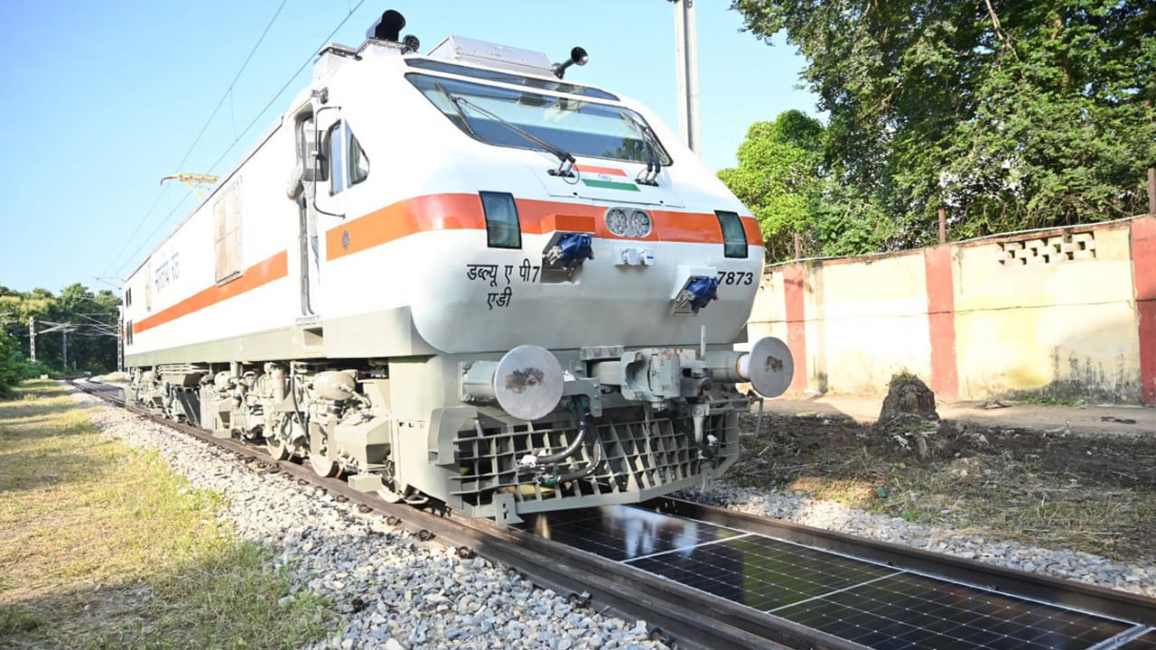 Indian Railways: భారతీయ రైల్వేలు దేశంలోని వివిధ ప్రాంతాలకు ప్రయాణించే ప్రతిరోజూ పెద్ద సంఖ్యలో రైళ్లను నడుపుతున్నాయి. వీటిలో ప్యాసింజర్ రైళ్లు, సరుకు రవాణా రైళ్లు కూడా ఉన్నాయి. ఛార్జీలు తక్కువగా ఉండటం కారణంగా సామాన్యులు సైతం రైలు ప్రయాణాన్ని ఇష్టపడుతుంటారు. సౌకర్యవంతమైన సీట్ల నుండి AC సౌకర్యాలు, టాయిలెట్ సౌకర్యాల వరకు ప్రయాణికుల ప్రయాణం సౌకర్యవంతంగా మారుతుంది. 