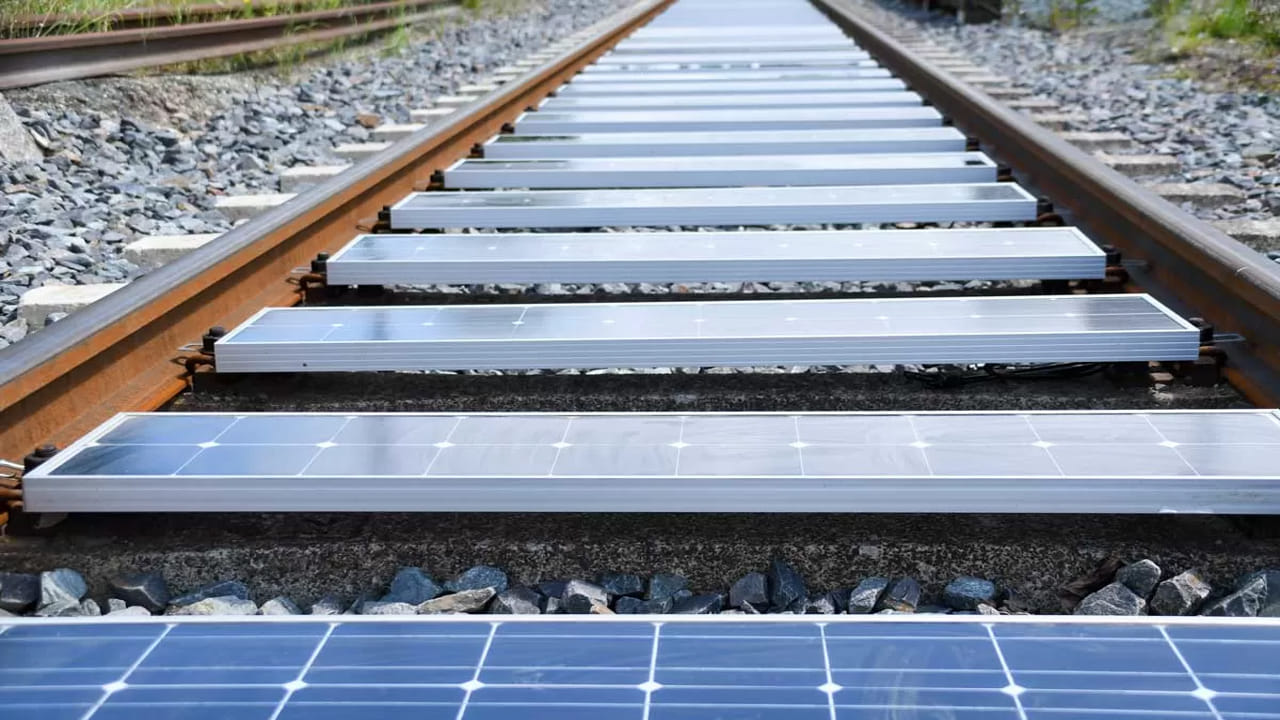 సౌర ఫలకాలను ఎక్కడ ఏర్పాటు చేస్తారు?: భారతీయ రైల్వేలు రైల్వే ట్రాక్ మధ్యలో సౌర ఫలకాలను ఏర్పాటు చేశాయి. బనారస్ రైల్ ఇంజిన్ ఫ్యాక్టరీ (BLW) దీనిని ప్రారంభించింది. ఈ 70 మీటర్ల పొడవైన రైలు ట్రాక్‌పై 28 సౌర ఫలకాలను ఏర్పాటు చేశారు. వాటిలో అత్యంత ప్రత్యేకమైన విషయం ఏమిటంటే ఇవి తొలగించగల సౌర ఫలకాలు. అంటే ఈ సౌర ఫలకాలను అనుకున్నప్పుడు తొలగించుకోవచ్చు.  ఈ ప్యానెల్‌ల నుండి విద్యుత్తు ఉత్పత్తి అవుతుంది.