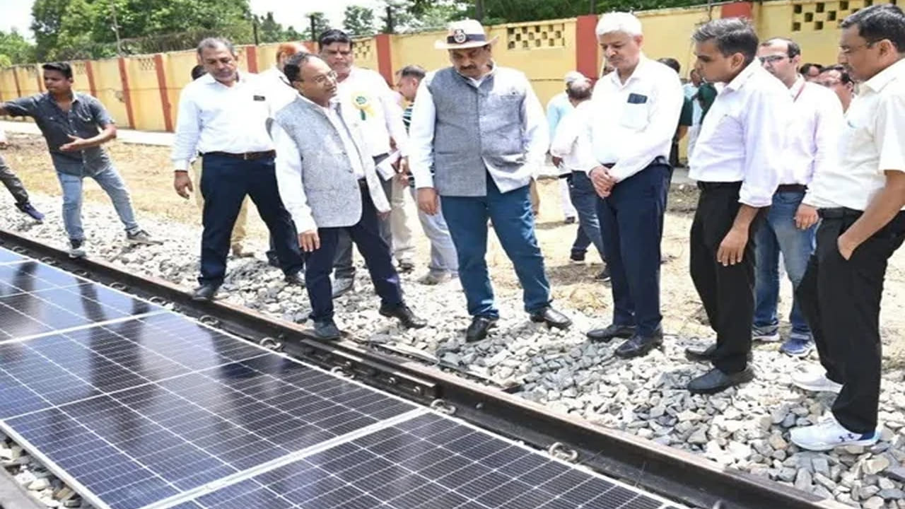 ఎంత విద్యుత్ ఉత్పత్తి అవుతుంది?: వారణాసి రైల్ ఇంజిన్ ఫ్యాక్టరీలోని 70 మీటర్ల రైల్వే ట్రాక్ వెంబడి భారత రైల్వేలు ఏర్పాటు చేసిన 28 సోలార్ ప్యానెల్స్ గురించి రైల్వే బోర్డు సీనియర్ అధికారి ఒకరు మాట్లాడుతూ.. ఈ ప్యానెళ్లు 15 కిలోవాట్ల విద్యుత్తును ఉత్పత్తి చేస్తాయని, దీనిని ఇంజిన్‌ను నడపడానికి, ఇతర ప్రయోజనాల కోసం ఉపయోగించవచ్చని తెలిపారు.