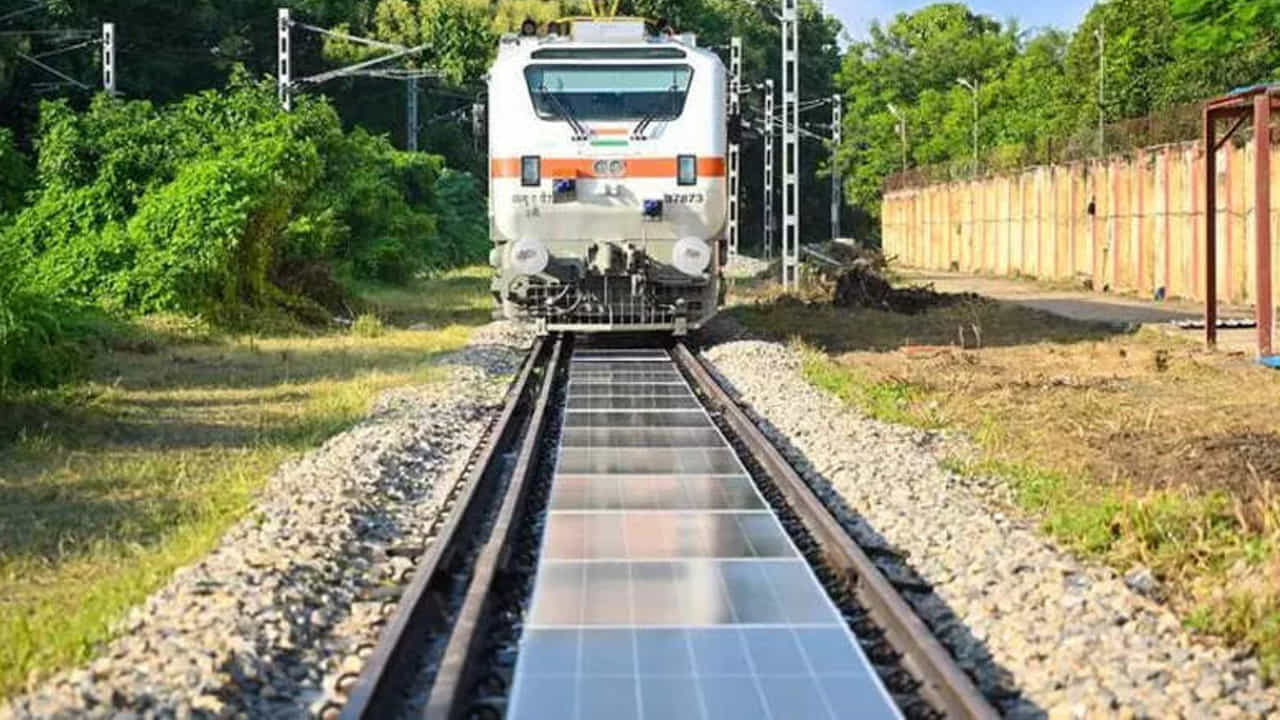 కావలసినప్పుడు సోలార్ ప్యానెల్‌ను తీసివేయవచ్చు: రైల్వే ట్రాక్‌లపై పనులు జరిగే విధంగా ఈ సోలార్ ప్యానెల్‌ను ఇన్‌స్టాల్ చేయడంలో ఎటువంటి సమస్య ఉండదు. సోలార్ ప్యానెల్ పరిమాణం 2278×1133×30 మిల్లీమీటర్లు. అలాగే దాని బరువు 31.83 కిలోలు. అందువల్ల ఈ సౌర ఫలకాలను కావలసినప్పుడు తొలగించవచ్చు. కొంతమంది కార్మికులు ఈ ప్యానెల్‌లను తీసివేసి కొన్ని గంటల్లోనే వాటిని తిరిగి ఇన్‌స్టాల్ చేయవచ్చు.